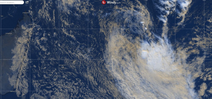 24/06UTC: INVEST 96S IS BROAD AND ILL-DEFINED AND BATTLING WIND-SHEAR. SIGNIFICANT DEVELOPMENT DOES APPEAR UNLIKELY.