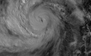 05UTC: video update on Typhoon WUTIP(02W) : the typhoon is intensifying