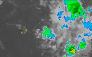 06h: Maurice: averses parfois orageuses dans la journée. Réunion: temps pluvieux en fin de journée