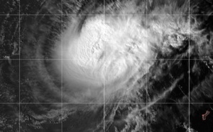 09UTC: Typhoon WUTIP(02W) category 1 US, weakening rapidly and forecast to fall below 35knots in 48hours