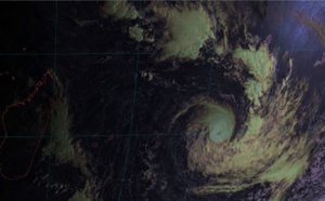 09h: photos et point satellite sur le cyclone intense HALEH(17S), temps sec et chaud sur les Mascareignes