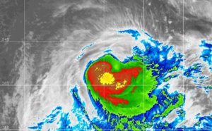 03UTC: Cyclone HALEH(17S) category 1 US, weakening and becoming extratropical in 36hours