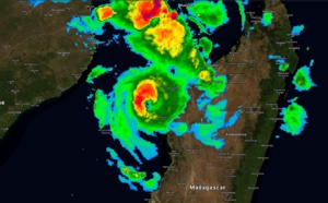 IDAI(18S) est à présent un cyclone tropical qui s'intensifie rapidement à 125km de Maintirano/Madagascar