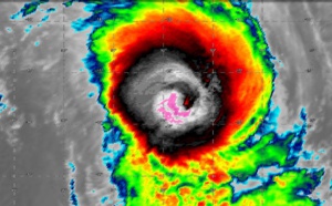 Sud Indien: le cyclone SAVANNAH(19S) commence à montrer les crocs mais loin de toute terre...