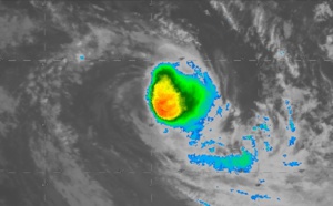 21UTC: TC SAVANNAH(19S) category 2 US is now weakening over the open seas of the South Indian Ocean