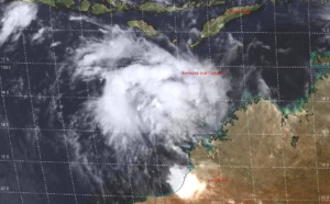 03UTC: South Indian: 95S likely to intensify next 24hours, could become a strong cyclone in 3 or 4 days