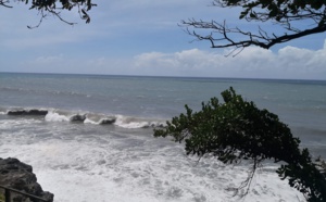 12h: JOANINHA: la houle cyclonique à Sainte Suzanne/Réunion (VIDEO)