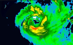 13h: Conditions cycloniques à Rodrigues qui passe en alerte 4 alors que Joaninha(22S) est classé cyclone intense par la Navy