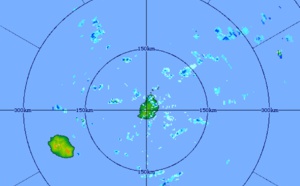 21h50: les nuages porteurs d'averses sont de plus en plus nombreux dans le voisinage de Maurice