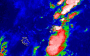 05H: averses à MAURICE. REUNION: nuages encore à distance des côtes pour le moment. 