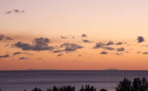 Les reliefs de la Réunion aperçus de Maurice