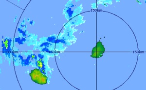 20h: REUNION: éclairs et orages à proximité des côtes (VIDEO)