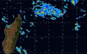 07h30: MASCAREIGNES: pratiquement un copié-collé de Jeudi. AGALEGA touchée par la ZCIT active avec averses et orages