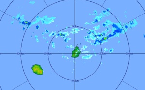 22h30: les nuages plus actifs s'approchent de MAURICE. REUNION: averses plus probables en fin de nuit