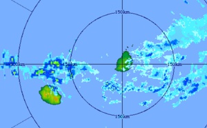 REUNION: averses localement fortes au programme ce Lundi de Pâques. MAURICE: temps pluvieux avec des éclaircies