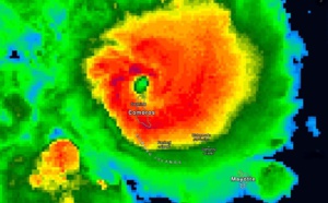 22h30(Comores): le cyclone KENNETH s'intensifie encore, son oeil passe à 20km au nord de Grande Comore