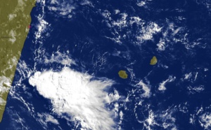 09h: les nuages du système frontal sont entre Mada et la Réunion et se rapprochent. Publication plus complète pour 13h