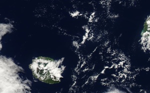 REUNION: passage de nuages faiblement actifs cette nuit. Averses modérées possibles demain après midi et en soirée à MAURICE